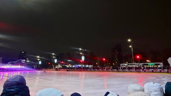 Самарские фигуристы устроили ледовое шоу на площади Куйбышева 8 января