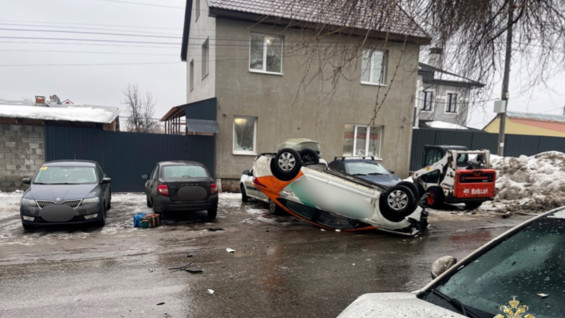 В Самаре водитель разбил машину каршеринга, налетел на  3 легковушки и перевернулся