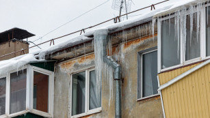 Появились кадры с места схода наледи на мужчину с высотки в Самаре