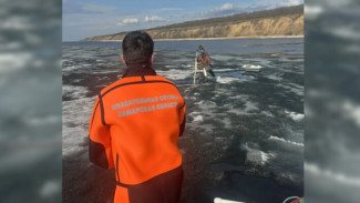 В Самарской области спасли двоих рыбаков на отколовшейся льдине 