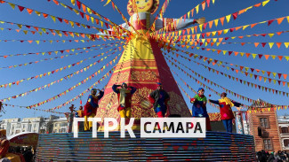 Появились кадры массовых гуляний самарцев на Масленицу на пл. Куйбышева 22 февраля