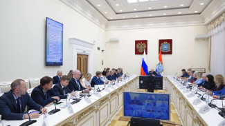 Вячеслав Федорищев провел оперативное совещание: подготовка школ, итоги выезда в Кошкинский район, поддержка участников СВО, отработка обращений жителей