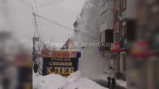 Смерть с небес: в Самаре с пятиэтажного дома сошла снежная лавина