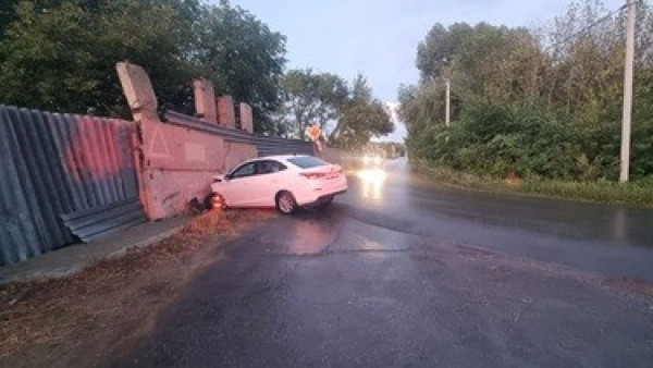 Под Самарой водитель на Changan Alsvin протаранил бетонный забор