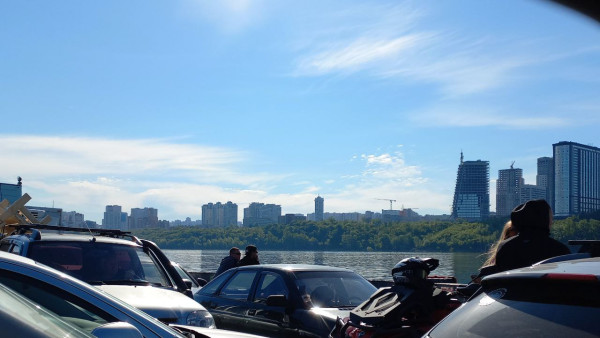 В Самаре с 5 утра водители штурмовали грузовую переправу за Волгу