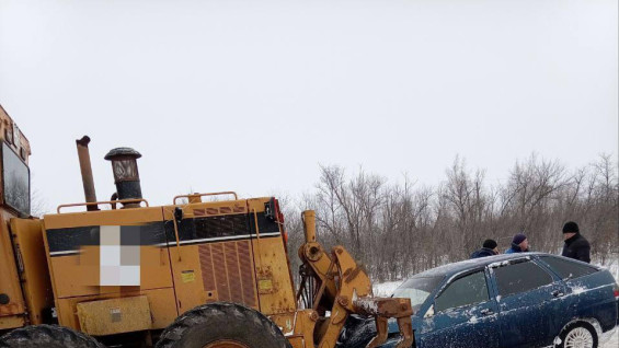 Под Самарой 14 декабря легковушка столкнулась с трактором 