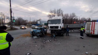 Два человека пострадали в результате столкновения большегруза с легковушкой под Самарой 