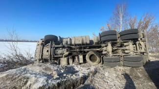 Под Самарой на трассе перевернулся грузовик