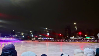 Самарские фигуристы устроили ледовое шоу на площади Куйбышева 8 января