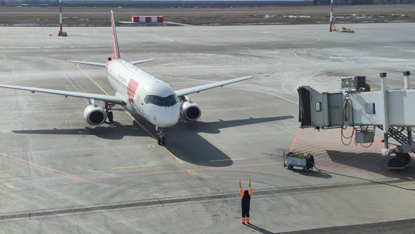 В самарском аэропорту самолет вернули на стоянку из-за двигателя