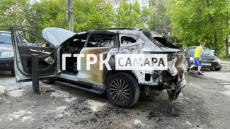 В Самаре рядом с ТЦ «Золотое Яблоко» сгорел премиальный кроссовер Exeed