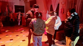 Полиция Самары задержала мигрантов и пьяную девушку-подростка в клубе