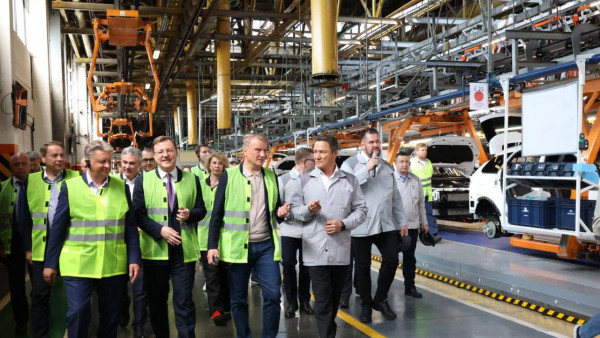 Герман Греф и Дмитрий Азаров обсудили развитие сотрудничества в сфере туризма и транспортно-логистической отрасли