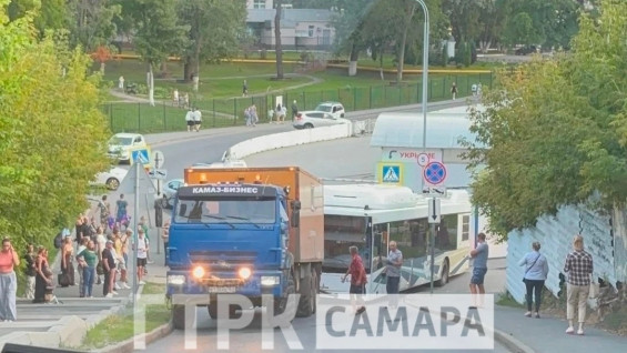 В Самаре на 5-й просеке автобус перегородил дорогу 12 августа