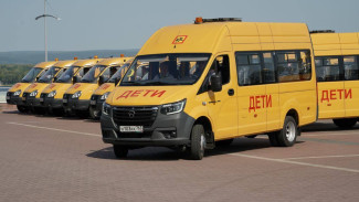 Вячеслав Федорищев передал 52 школьных автобуса в региональные школы