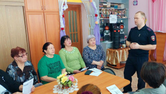 Уроки безопасности: как в Самарской области полицейские защищают пенсионеров от мошенников и дорожных трагедий