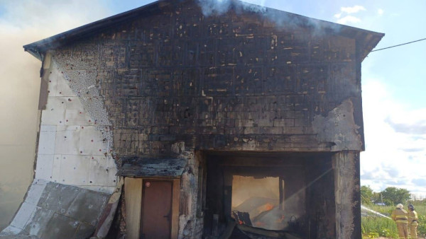 В МЧС сообщили подробности крупного пожара на складе в Волжском районе Самарской области