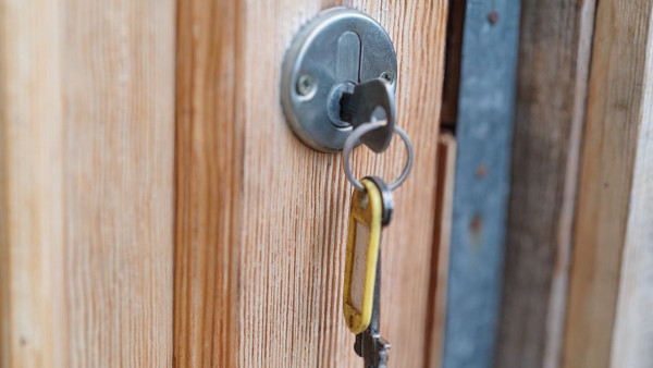 В Самарской области бывший муж отказался пускать в квартиру экс-супругу с детьми