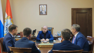 Кадровую ситуацию в медучреждениях, организацию высокотехнологичной медицинской помощи, а также создание реабилитационных центров для участников СВО обсудили на совещании в Правительстве региона