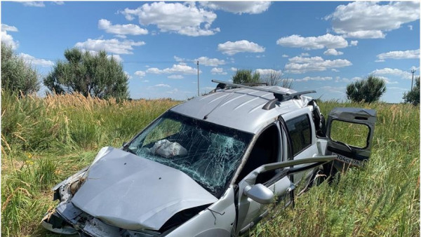 В Большечерниговском районе на границе с Казахстаном в кювет улетел автомобиль