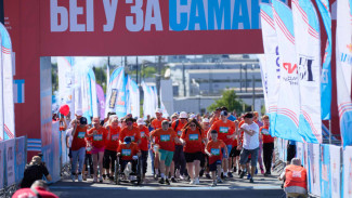 3 900 бегунов вышли на старт всероссийского полумарафона "ЗаБег.РФ" в Самаре