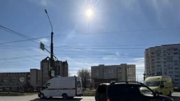 В Сызрани карета скорой помощи на скорости врезалась в стоящую Lada Niva