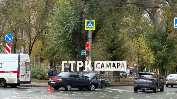 В Самаре на Вольской LADA Priora попала в жесткое ДТП 27 октября