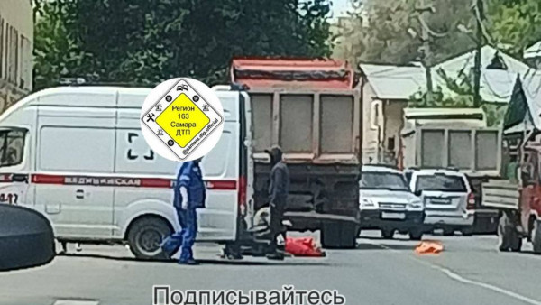 В Самаре КАМАЗ проехался по ногам женщины