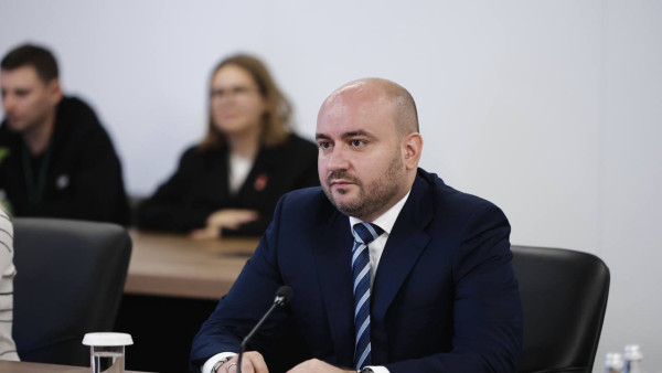 Вячеслава Федорищев  в День Государственного фланга РФ вручил паспорта самарским школьникам 