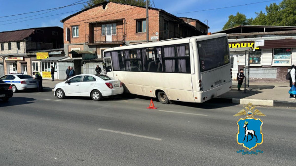 В Самаре автобус сбил человека на остановке по ул. Авроры 