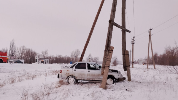 Под Самарой машина заплутала в трех столбах