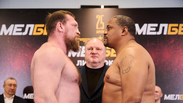 В Самаре 125-килограммовый Дмитрий «Русская кувалда» Кудряшов провёл дуэль взглядов с Букером