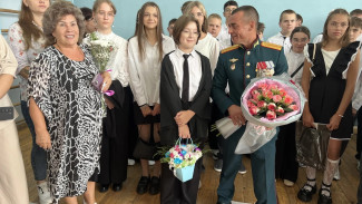 В Самаре ветераны СВО сопроводили детей боевых товарищей на школьные линейки