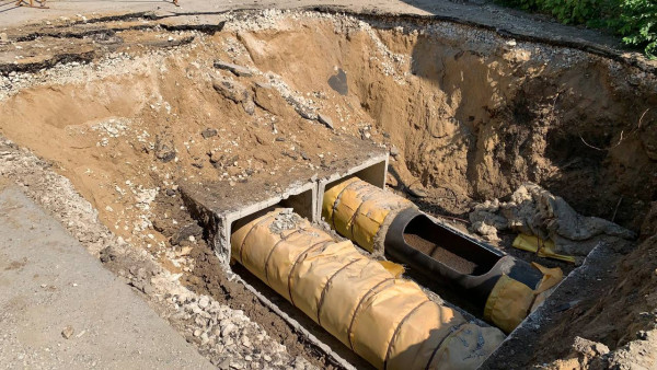 Жительница Самары обратилась к Путину из-за ямы в жилом дворе