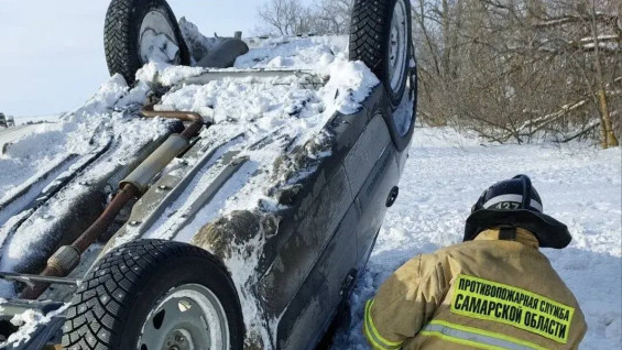Под Самарой Lada Granta вылетела в кювет и перевернулась