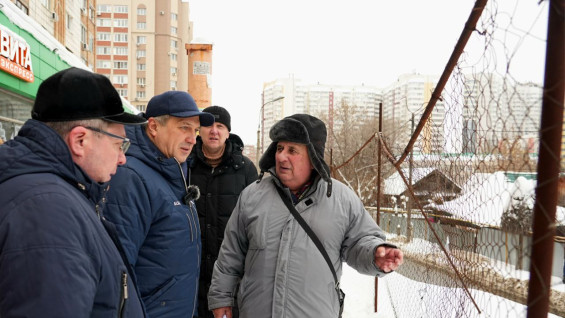В Самаре УК почистила двор от снега только перед приездом мэра