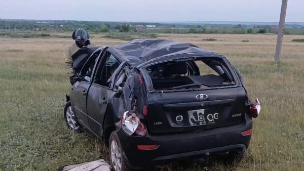 Смертельная авария на трассе под Самарой: Lada Kalina вылетела в кювет