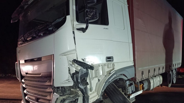 Не обдумал маневр: встреча Lada Kalina с фурой DAF в Самарской области имела печальные последствия