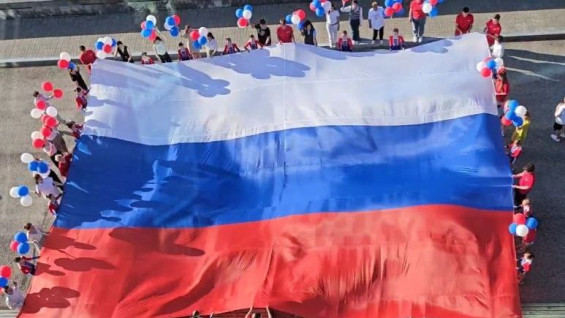 Болеем за Наших: жители из Самарской области пронесли российские флаги на Олимпиаду в Италии