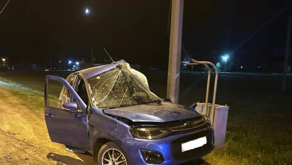 Под Самарой Lada Kalina намотало на столб, водителя пришлось деблокировать