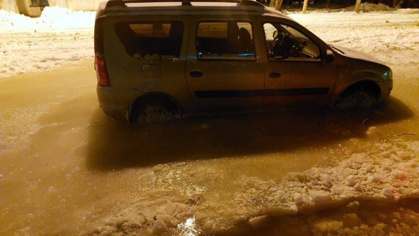 Теперь только долбить: в Самаре на Металлурге машины намертво вмерзли 