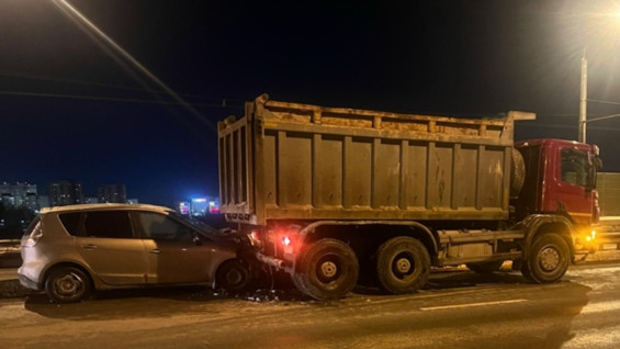 В Самаре пассажирка Renault Scenic пострадала в ДТП с грузовиком