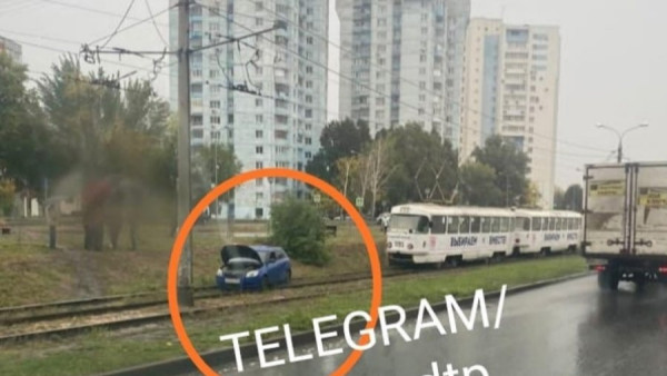 В Самаре 24 сентября дорогу трамваям перекрыла синяя машина
