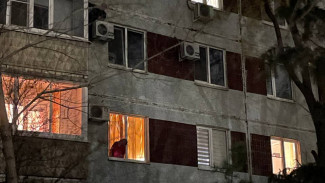 В Самаре мужчина два часа передвигался по фасаду высотки и сорвался с третьего этажа