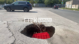 Появились кадры последствий провала асфальта на улице Ново-Урицкой в Самаре
