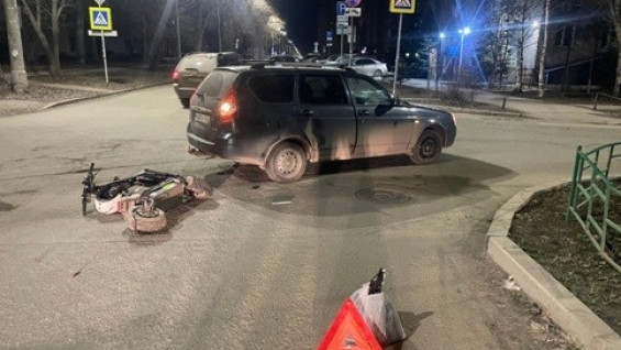 В Кировском районе Самары автомобиль снес электросамокат с парнем и девушкой