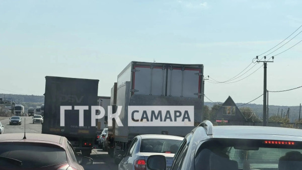 На трассе М-5 под Самарой образовалась пробка на несколько километров