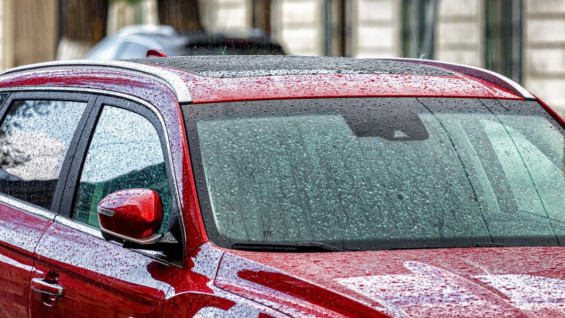 В селе под Самарой мужчина ответил трубой по лобовому стеклу на удар по лицу