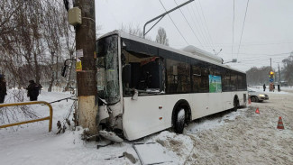 Пять пострадавших: в Тольятти автобус, полный пассажиров, врезался в столб