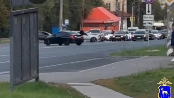 Полиция разыскивает нарушителя ПДД в Тольятти на улице Коммунистической